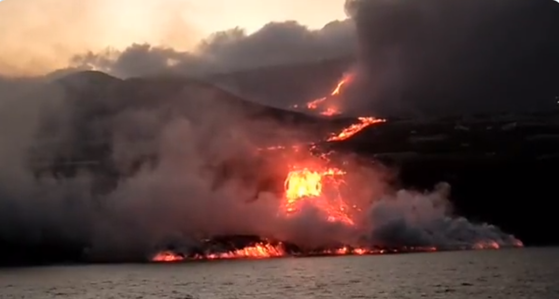 VIDEO. Momentul în care lava vulcanului intră în mare și cum apare a doua limbă de foc care o ia la vale
