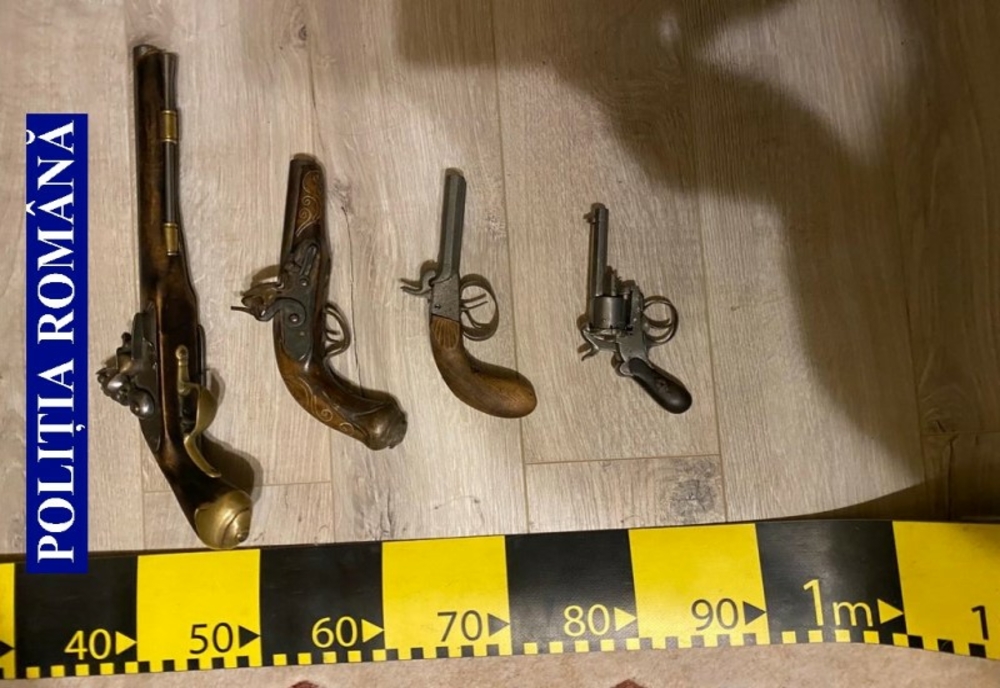 Arsenalul ascuns în casă: mai multe pistoale descoperite la un timișorean