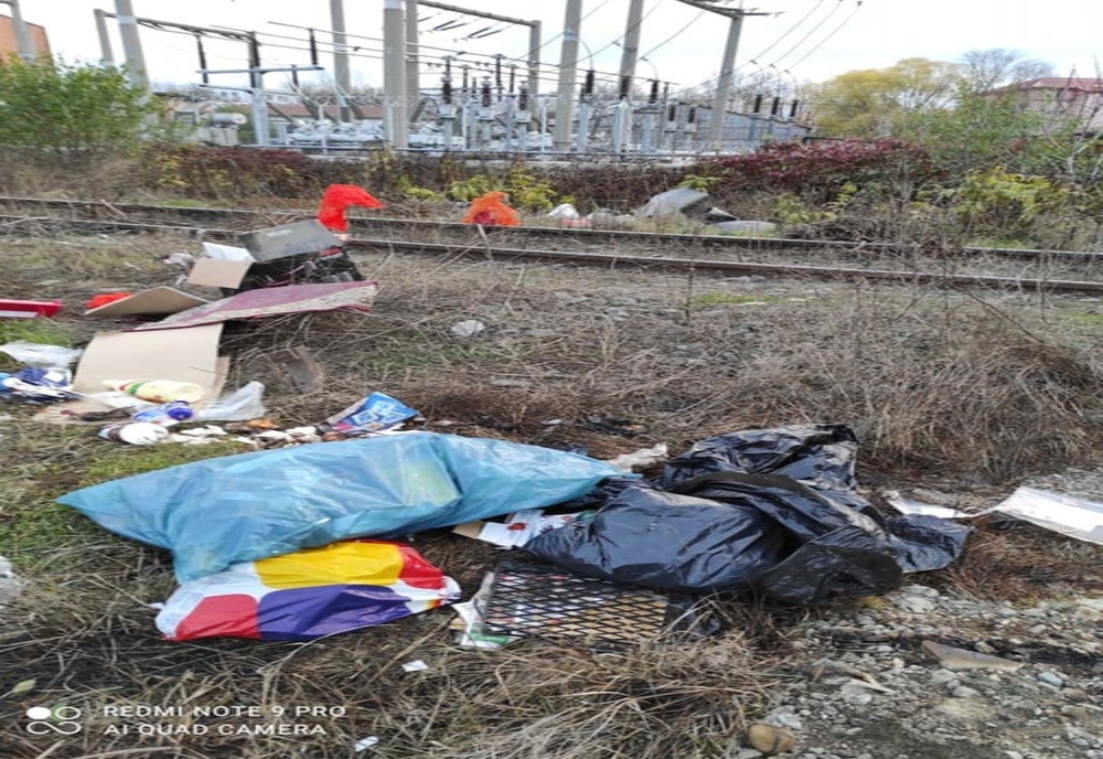 Giurgiuveancă amendată după ce a aruncat gunoiul pe rableul de cale ferată