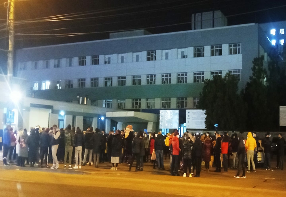 Circa 100 de gălățeni au protestat aseară în fața Spitalului Județean Galați