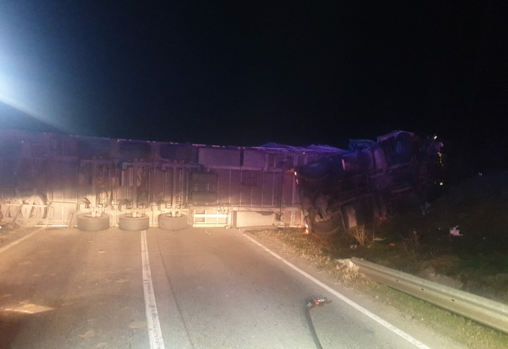 Olt: TIR răsturnat la Găneasa, trafic rutier blocat pe DN 64