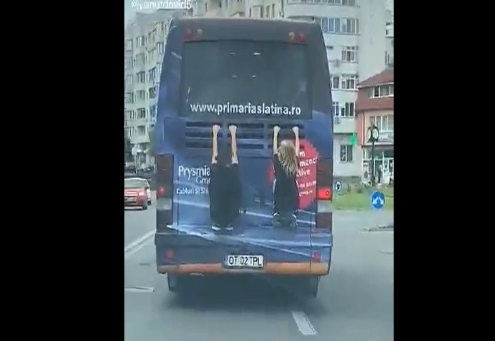 Slatina: Doi copii, prinşi de spatele unui autobuz aflat în mers (VIDEO)