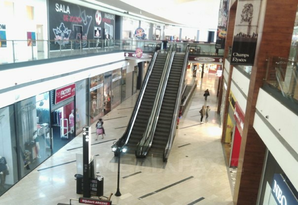 Bărbatul care a amenințat că pune o bombă și dă foc unui mall din Arad a fost internat la Psihiatrie