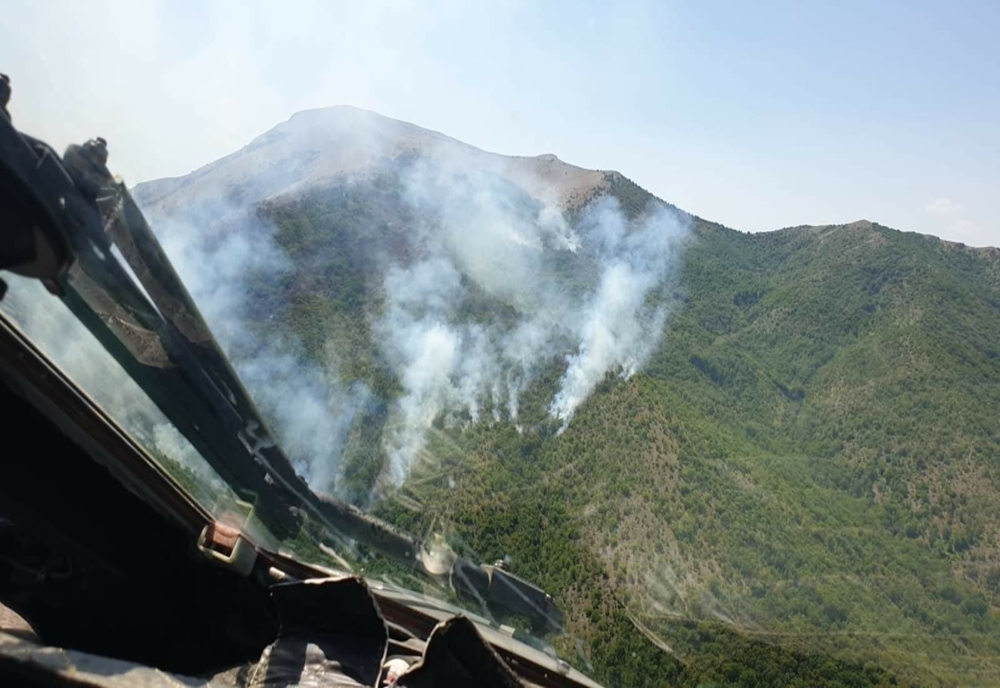 Pădurea de la Oituz arde de 4 zile. O aeronavă a forțelor aeriene îi ajută și astăzi pe pompieri
