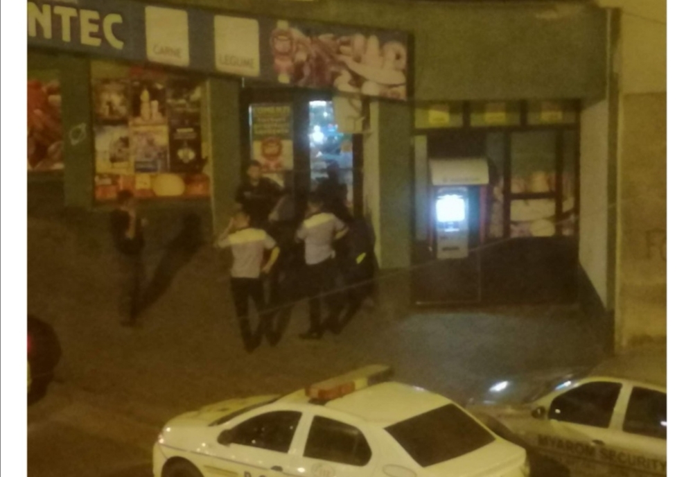Spargere într-un magazin alimentar din Ploiești. Hoțul, rănit la mână, a fost prins și arestat
