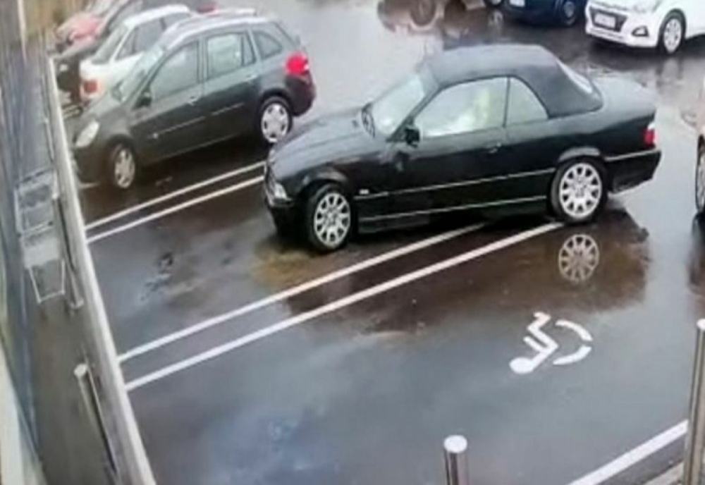 VIDEO Accident bizar, a intrat cu mașina prin vitrina unui supermarket din jud. Hunedoara