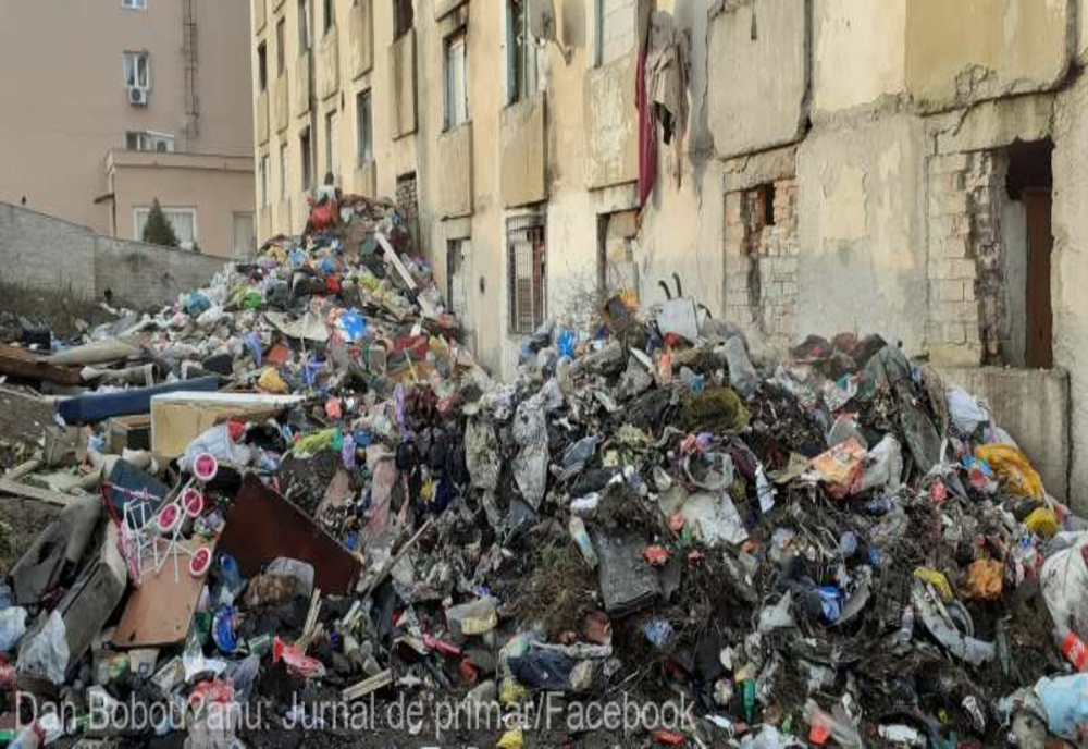 Locatarii unui bloc social din municipiul Hunedoara riscă amenzi pentru că aruncă gunoiul pe geam