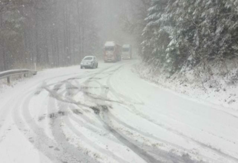 Au început ninsorile! Drumarii intervin în judeţele Mureş, Covasna şi Harghita