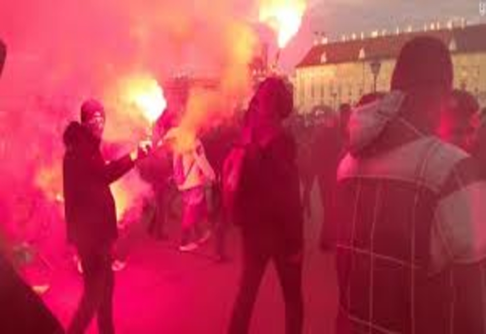 Restricțiile au scos din nou oamenii în stradă: Proteste VIOLENTE în Europa