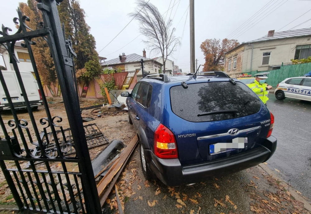 CARAMBOL în Craiova: patru maşini implicate, una ajungând în gardul unei case