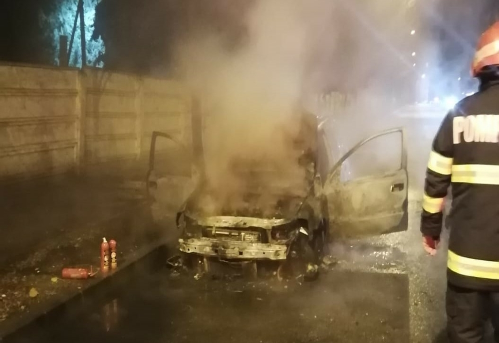 Maşină distrusă de un incendiu, pe o stradă din Craiova