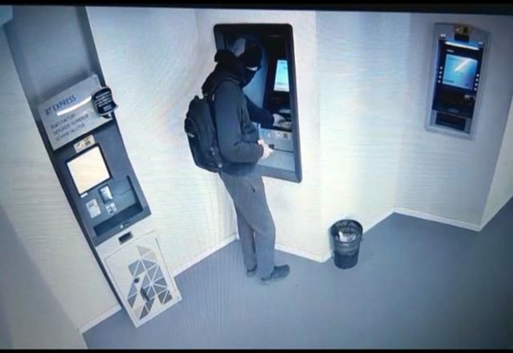 Video: JAF de 6.000 de euro dintr-un bancomat surprins de camerele de luat vedere – Hoțul avea fața acoperită