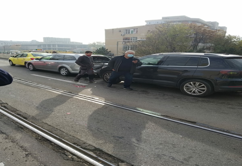 Cinci maşini implicate într-un accident rutier, pe pasajul suprateran din Craiova