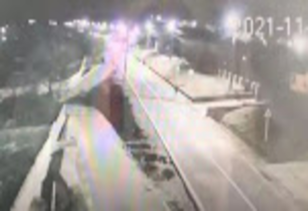 VIDEO | Momentul în care un şofer din judeţul Iaşi loveşte mortal un pieton şi fuge de la locul accidentului. Imagini cu un puternic impact emoțional