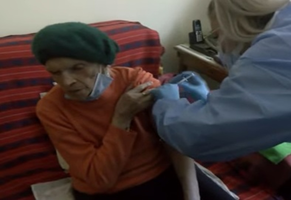 Femeie de 100 de ani, din Neamț, vaccinată cu doza trei anti-COVID