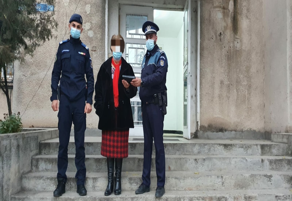 Craiova: Portofel cu bani şi acte, găsit de un poliţist şi un jandarm, returnat femeii care l-a pierdut