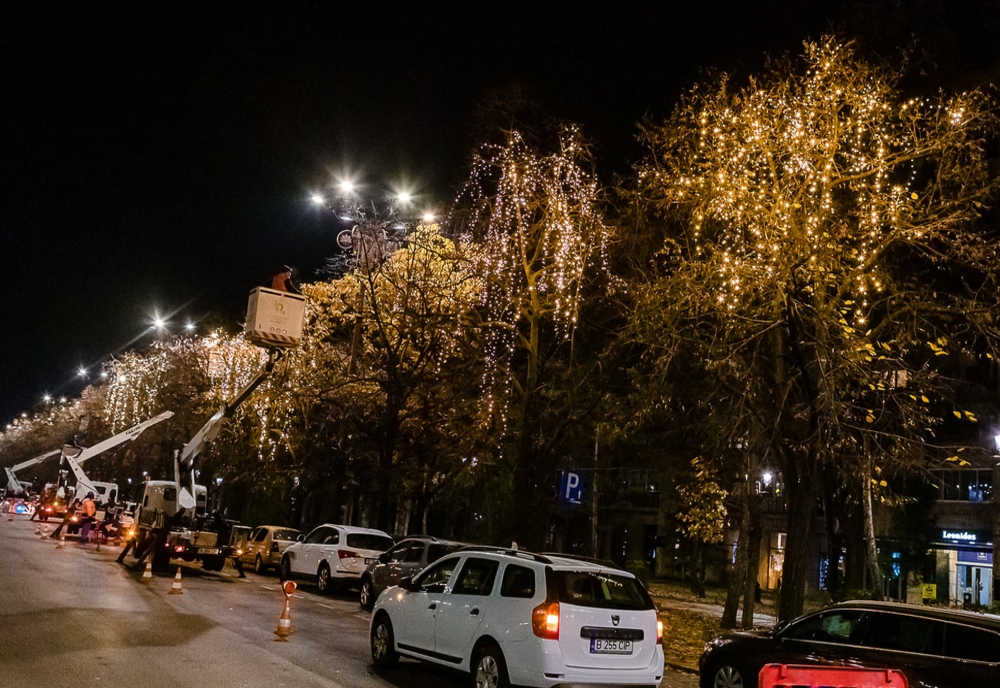 Au fost montate primele luminiţe de Crăciun în București