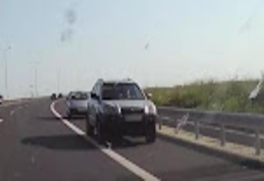 VIDEO | Un șofer mai „special”. Conducea pe contrasens pe autostradă, pe banda a doua