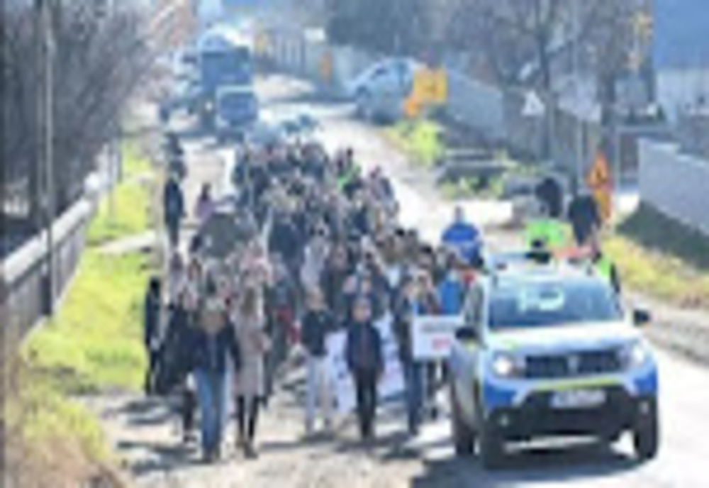 Anchetă la Suceava, după ce mai mulți copii au participat la un marș împotriva învățământului online