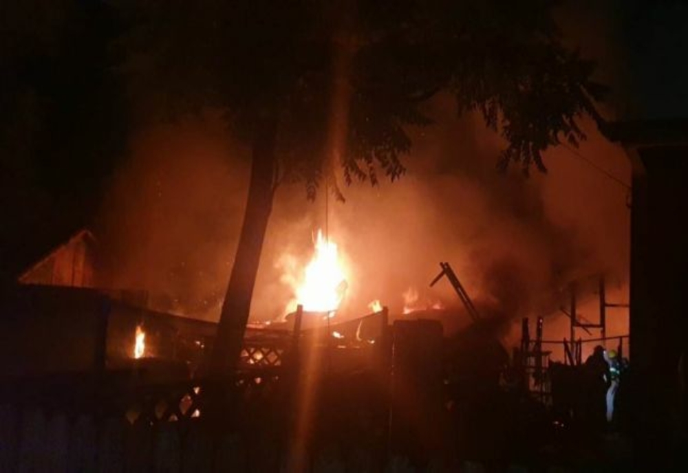 Dâmbovița. O bătrână a decedat în urma unui incendiu izbucnit la o locuință din comuna Gura Șuții