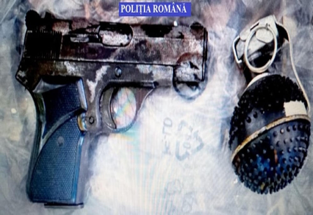 Dâmbovița: Tânăr reținut de polițiști după ce ar fi ascuns un pistol și o grenadă ce aparțineau unui interlop