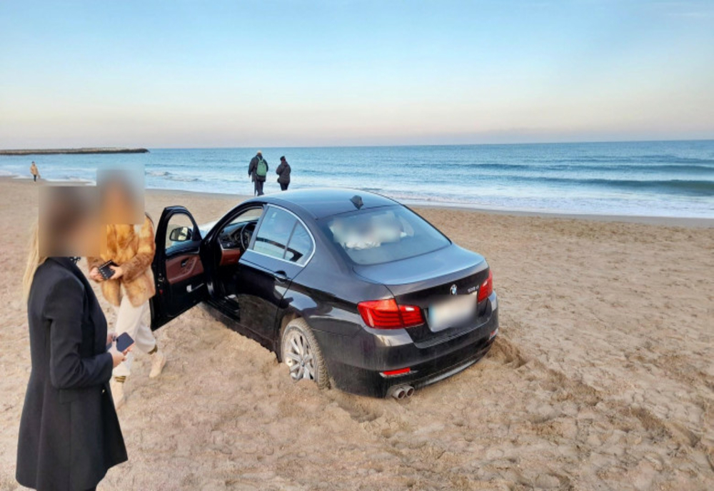 Ce amendă a primit o femeie care a intrat cu mașina pe o plajă din Constanța