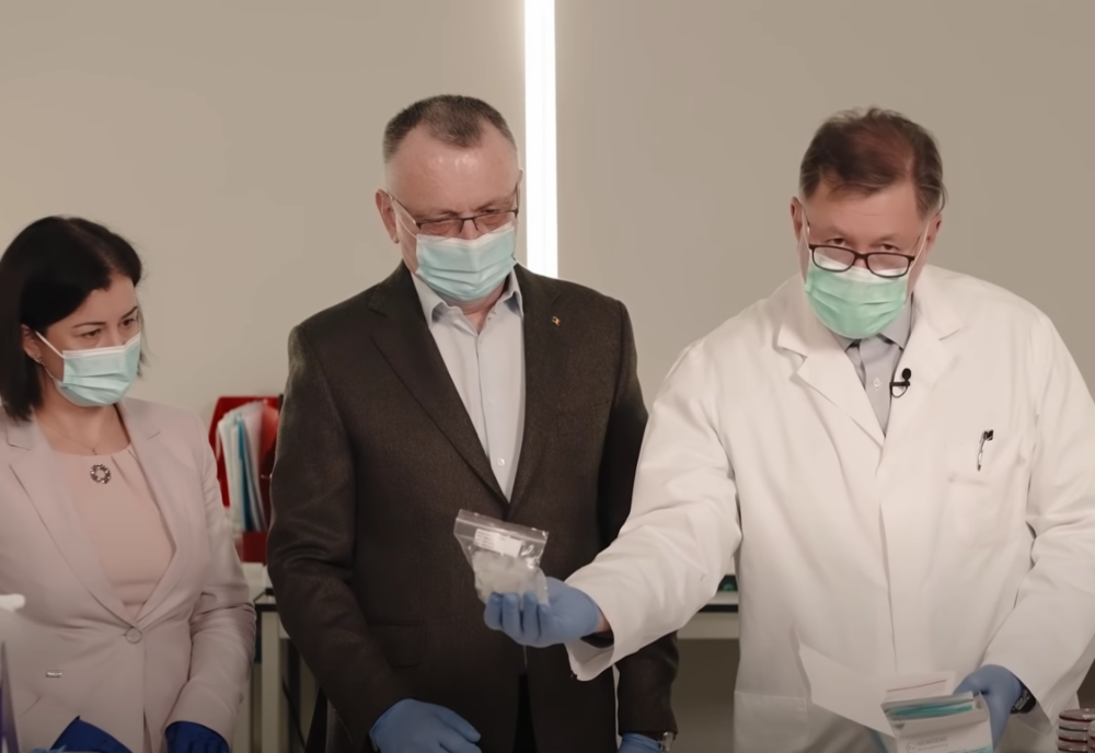 Cum se face testul de salivă al elevilor. GHID VIDEO cu cu Alexandru Rafila și Sorin Cîmpeanu
