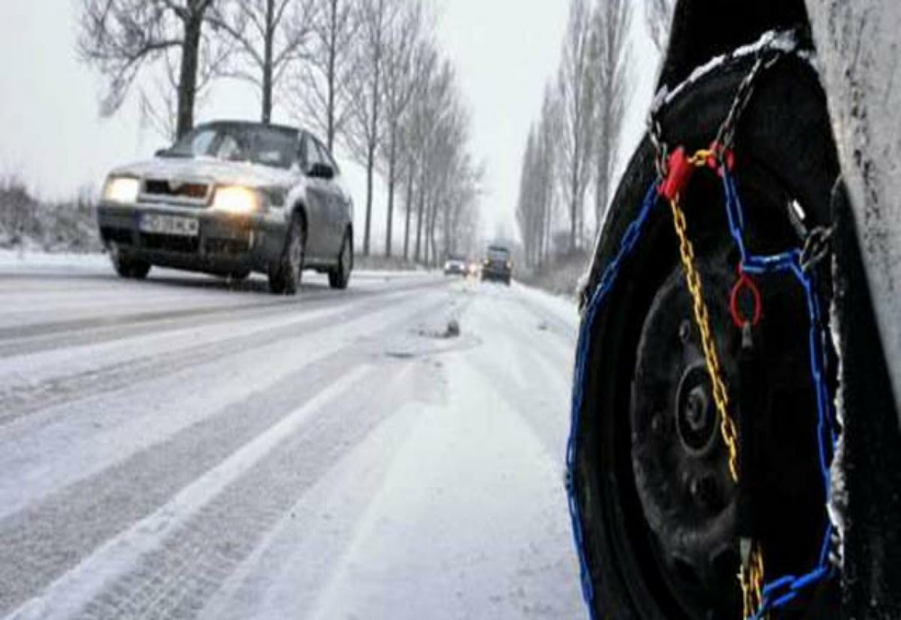 Se circulă în condiții de iarnă! Mai multe drumuri naționale sunt acoperite de zăpadă