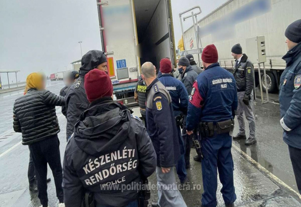 29 de migranți din Siria și Irak au fost prinși de poliție în timp ce încercau să treacă granița ilegal ascunși într-un TIR