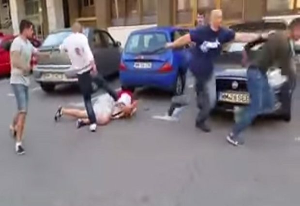 Bătaie între mai multe persoane în fața unui restaurant din Ploiești. O mașină a fost distrusă