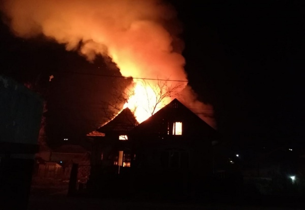 O casă din comuna Finta, cuprinsă de flăcări! Pompierii au acționat cu trei autospeciale de stingere