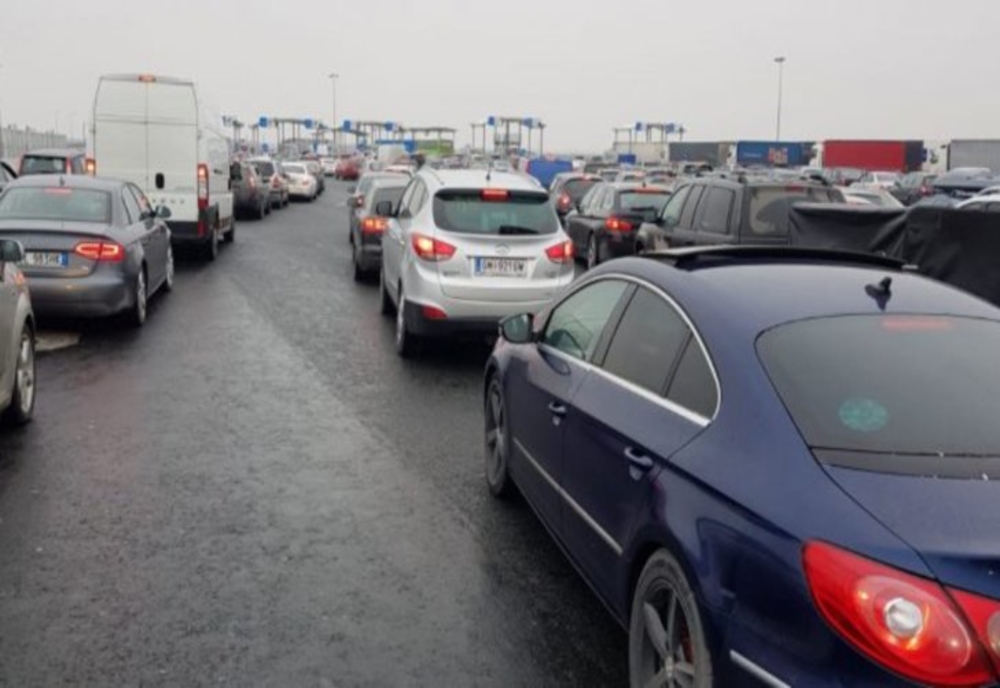 TRAFIC INTENS la granița de vest, cozi kilometrice de autovehicule la intrarea în România