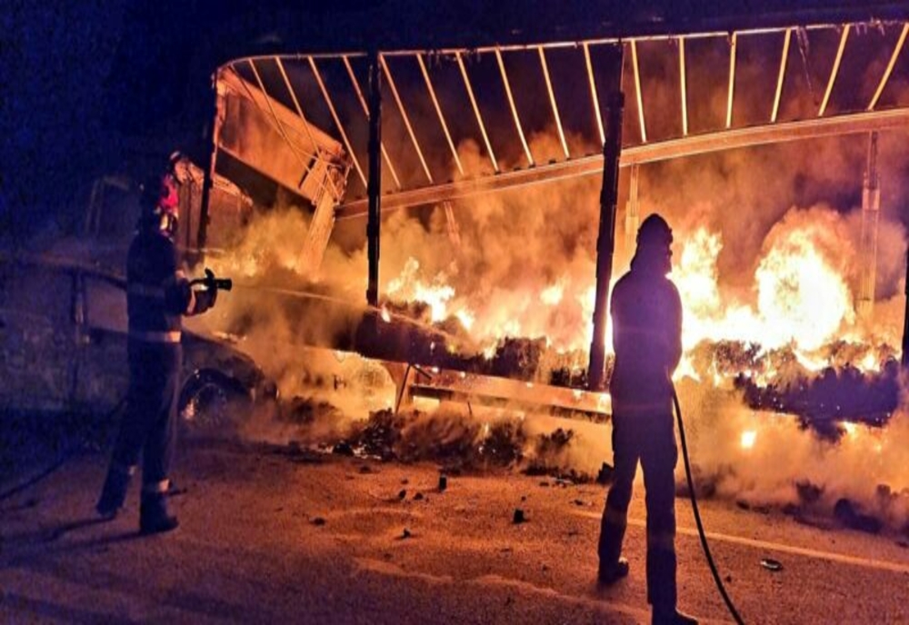 Un TIR și un autoturism au luat foc, după ce s-au ciocnit, pe DN 61 în județul Giurgiu. Șoferii au scăpat ca prin minune