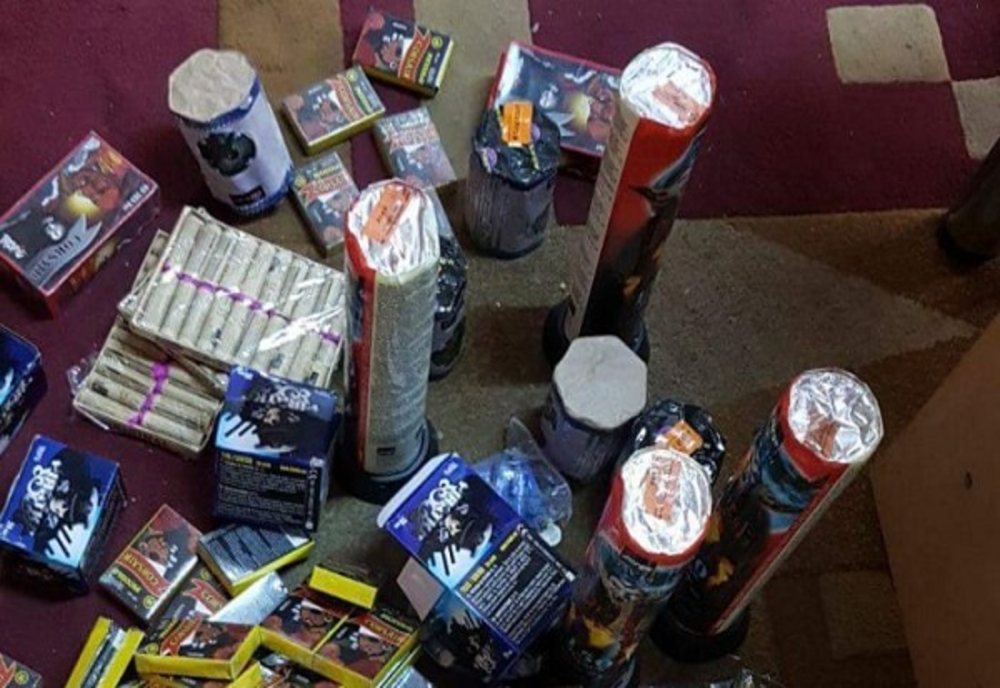 Zeci de kilograme de artificii fără autorizaţie, confiscate de poliţişti