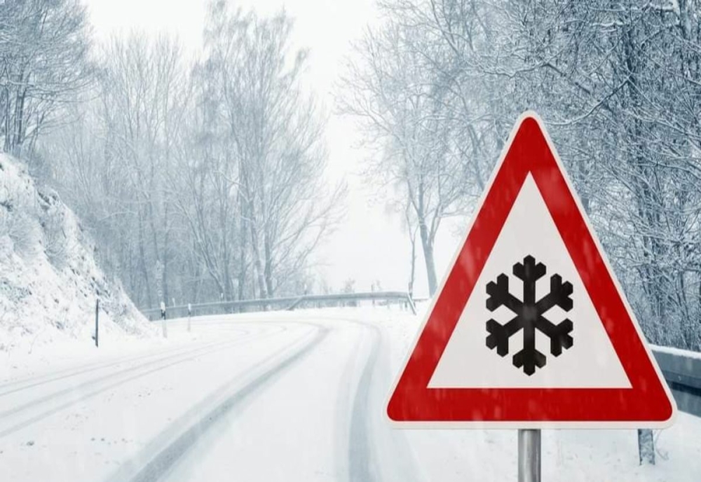 Se acționează pe întreaga reţea de drumuri naţionale şi autostrăzi pentru indepărtarea zăpezii