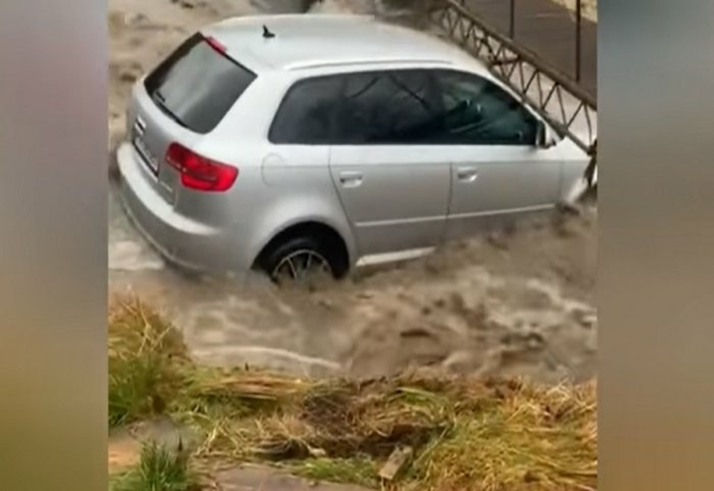 Prahova. Mașină luată de ape, la Cheia- VIDEO