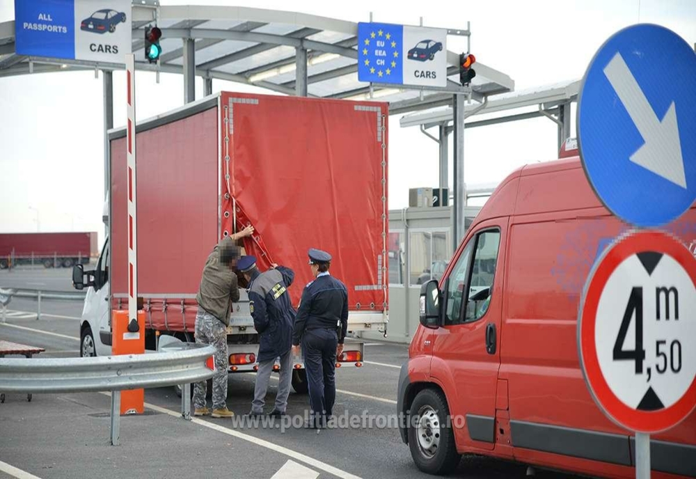 Migranți ascunşi într-un camion cu jucării! Descoperirea făcută la vama Nădlac