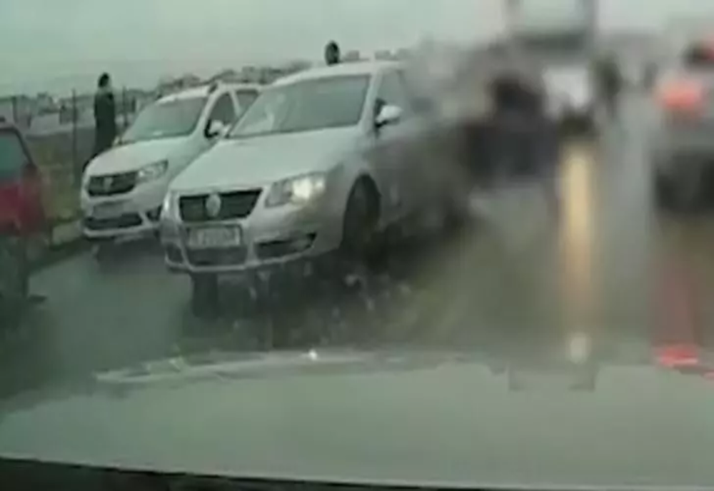 VIDEO Scandal în trafic, 2 șoferi ieșeni și-au cărat pumni cu nemiluita