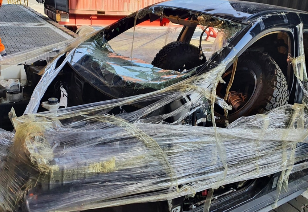 FOTO VIDEO Autoturisme avariate şi deşeuri de piese auto, oprite în Portul Constanța