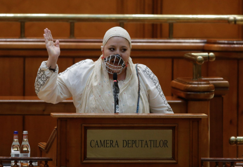 Șoșoacă a fost din nou protagonista unui spectacol în Parlament: Și-a pus o botniță în plen