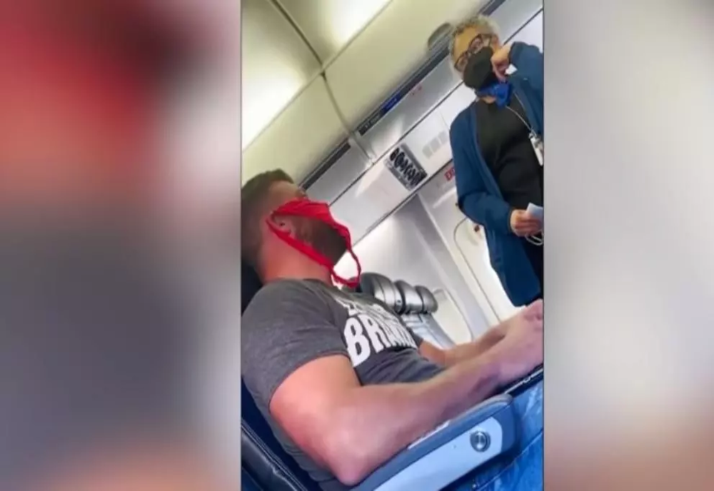VIDEO Lenjerie intimă în loc de mască de protecție. Revolta unui pasager dat jos din avion