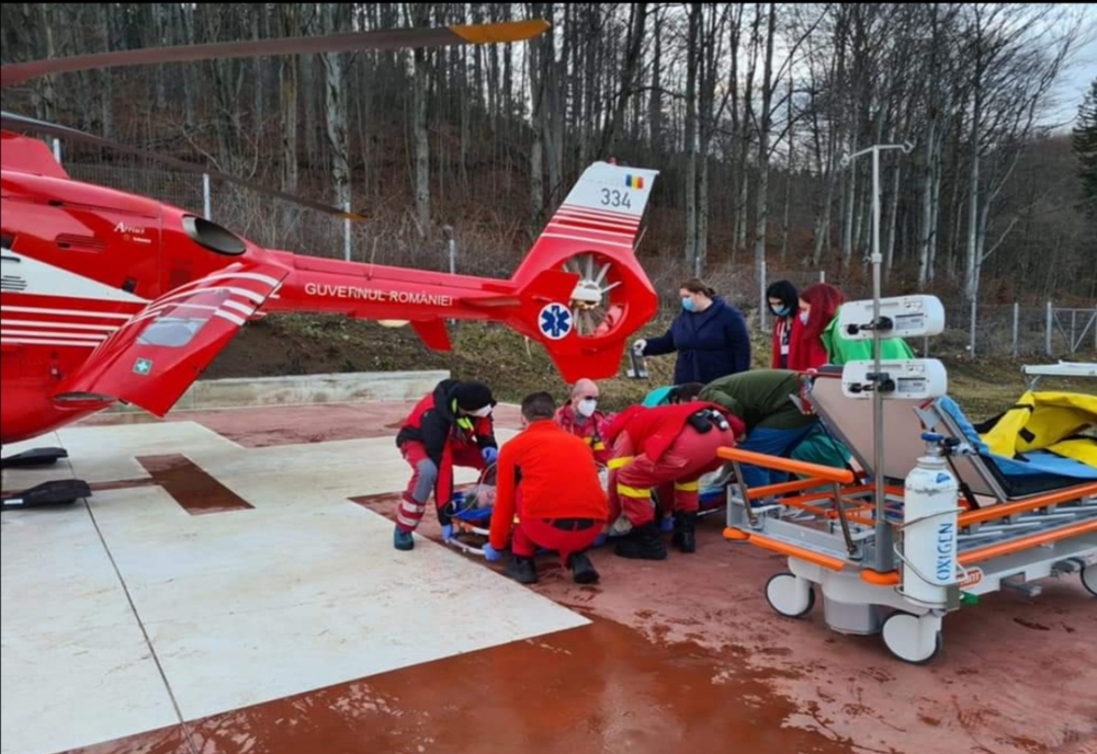 Un bărbat care a suferit un infarct, dus de urgență cu elicopterul la un spital din București. Transferul s-a făcut pe heliportul din Sinaia