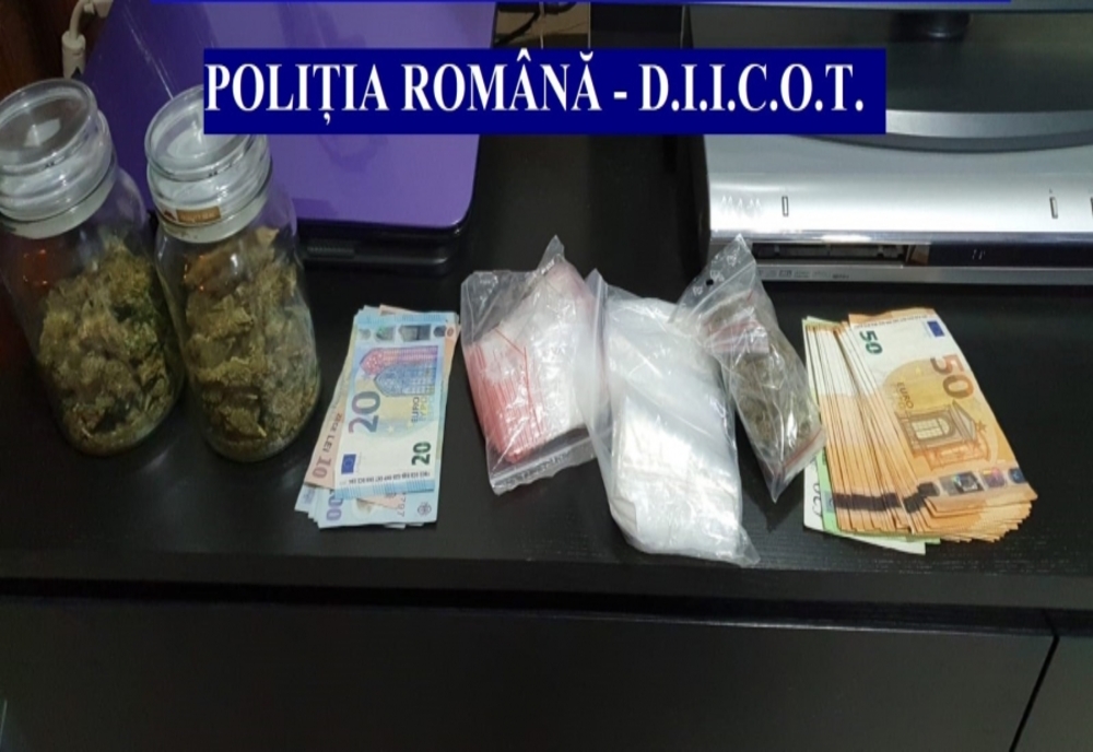 Percheziții la Dâmboviţa, la traficanții de droguri. Substanțele ajungeau mai ales în cercurile „high life” din București
