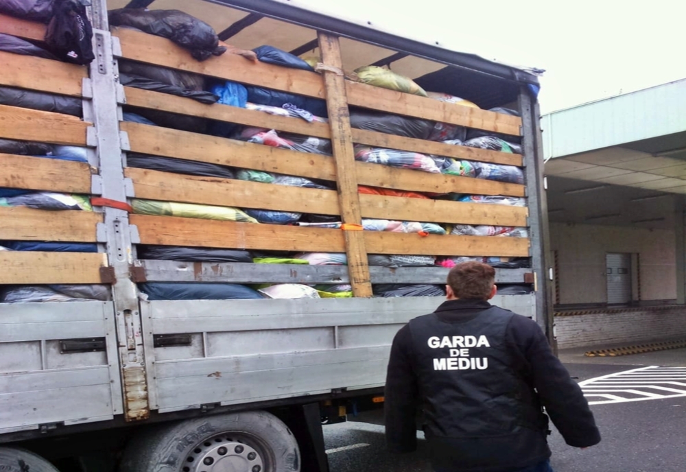 Peste 15 tone de îmbrăcăminte și încălțăminte second-hand murdare, oprite în Vama Petea de comisarii Gărzii de Mediu Satu Mare