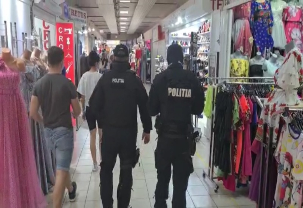Acţiune a poliţiştilor ilfoveni într-un complex comercial din Dobroieşti pentru prevenirea şi combaterea comerţului cu produse contrafăcute