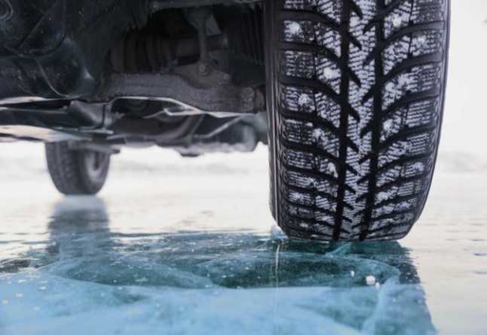 Anunț pentru șoferi: Se circulă în condiții de iarnă – Ce zone sunt vizate de avertizările autorităților