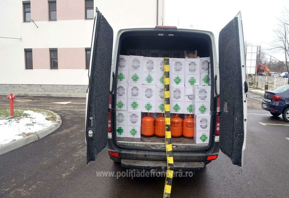 150 de butelii cu refrigerant, indisponibilizate de către poliţiştii de frontieră suceveni
