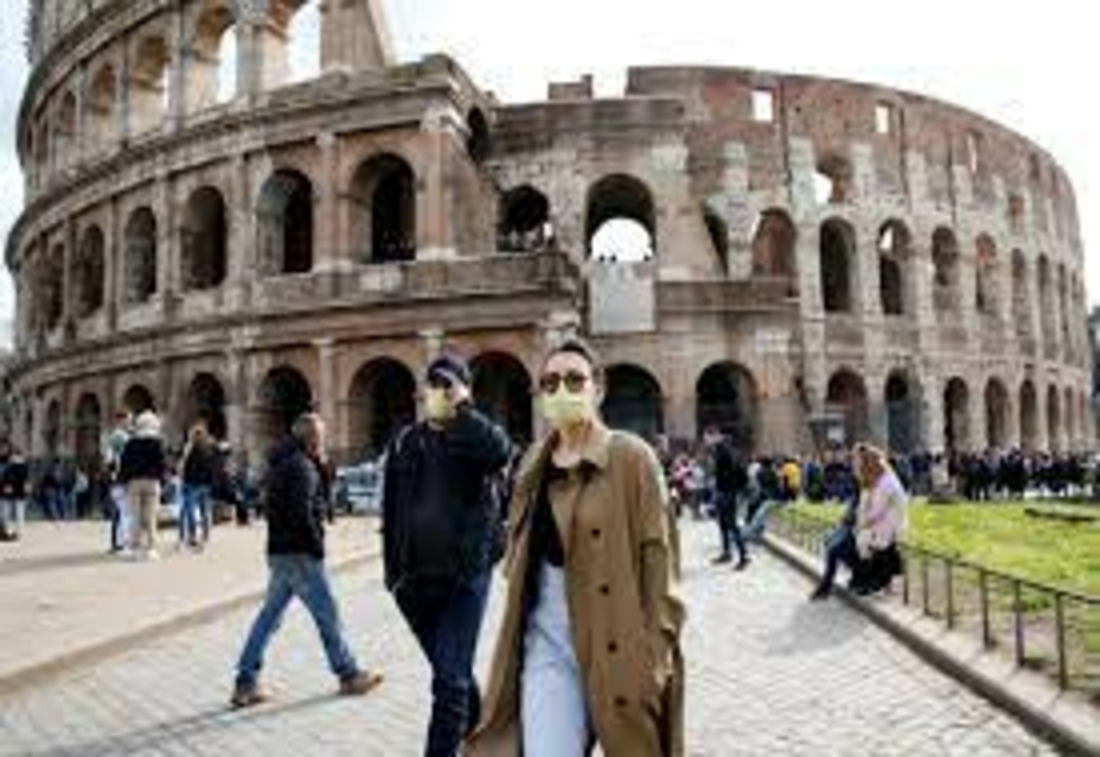 Masca de protecție devine obligatorie în exterior, în Italia