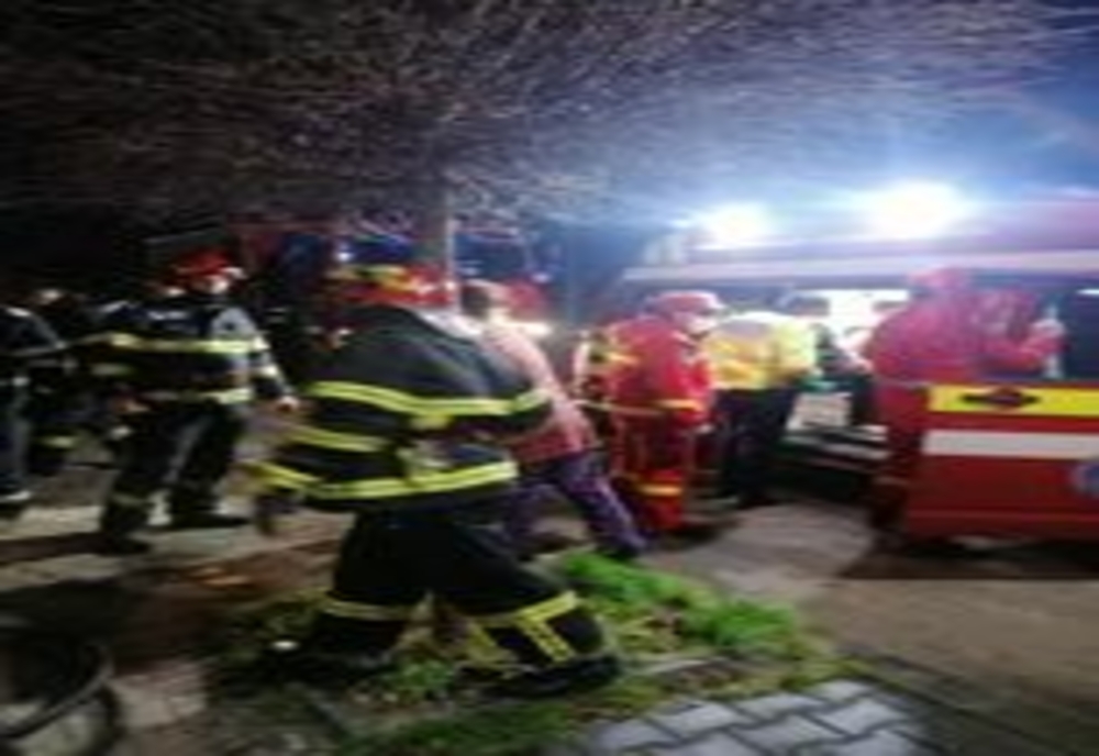 Incendiu produs intenţionat la o casă nelocuită din municipiul Giurgiu. O femeie a fost salvată şi preluată de echipajele SMURD