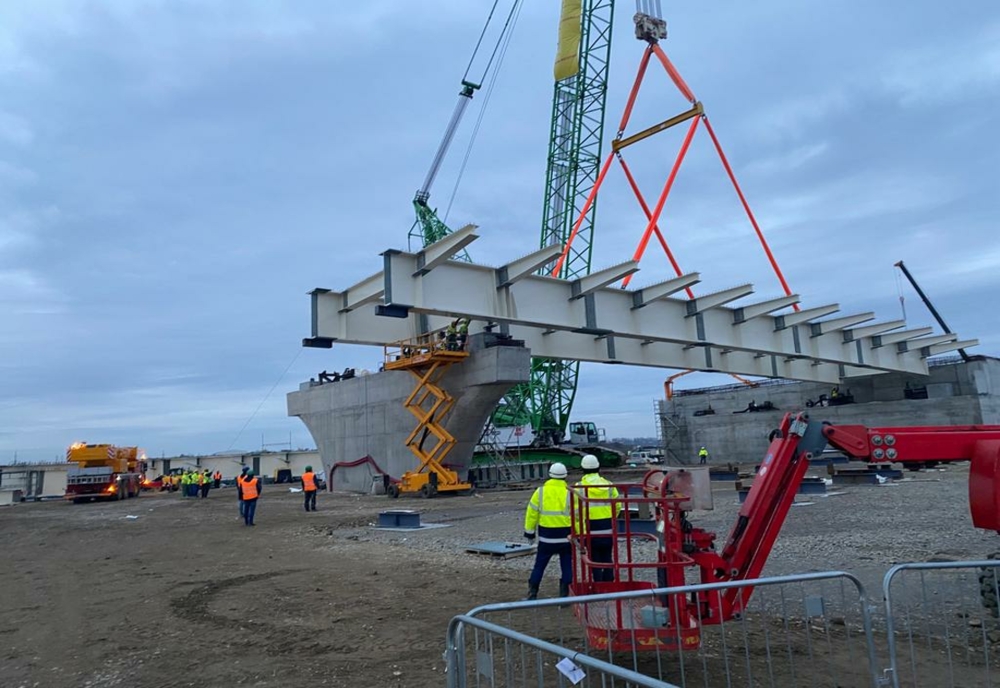 Foto+Video: Au început operaţiunile de instalare a primelor segmente de tablier metalic la Podul suspendat peste Dunăre